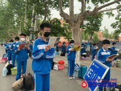 河北广平交警为初三学生