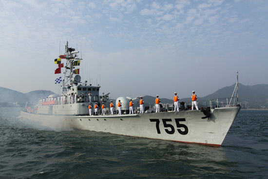 海军“潮阳”艇驶离军港码头，踏上出访征程。刘林/人民图片网