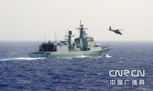 4月16日，中国海军首批和第2批护航编队在亚丁湾开始第二次联合护航。“深圳”舰舰载机起飞，进行例行空中巡逻。（中广网记者孙利摄于“海口”舰）