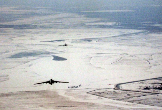 3月9日，战机在黄河内蒙古段冰凌区上空执行任务。新华社发