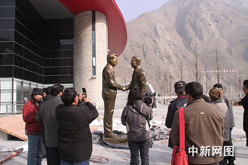 汶川博物馆收藏胡锦涛温家宝在灾区雕塑(图)