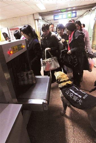 北京地铁安保全面升级民警携犬地铁巡逻(图)